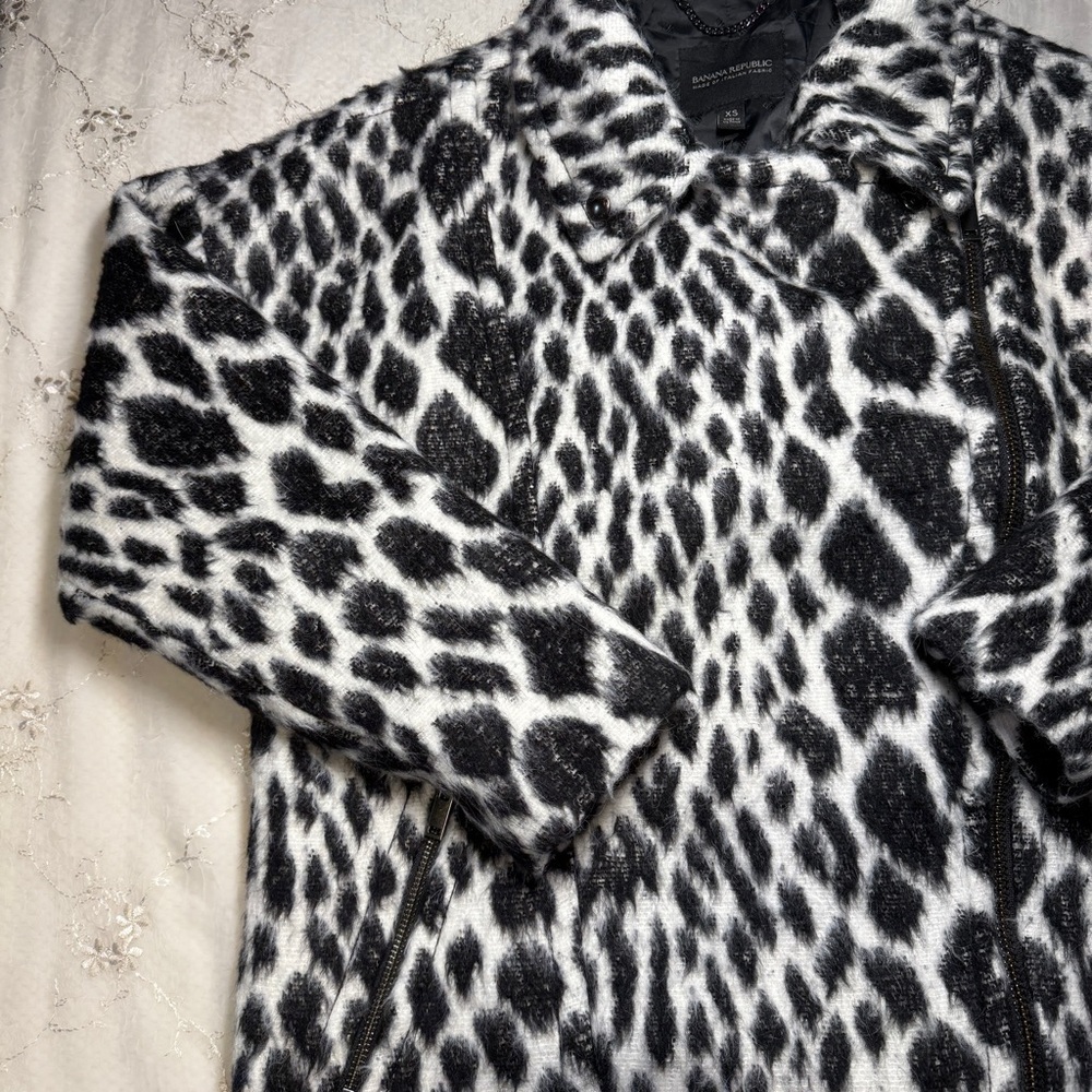 banana republic italian‑fabric leopard print asymmetrical zip coat – size xs - Picture 3 of 10